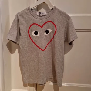 Cdg T-shirt M - Storlek M men sitter som en S. Mycket fint skick!