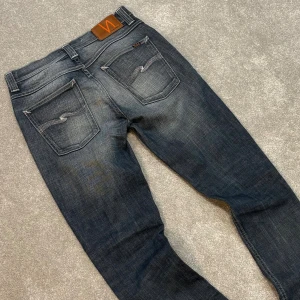 Nudie Jeans - Nudie jeans | Modell: Grim Tim | Storlek 33x34 passar som 30x32 | Skick 9/10 Mycket bra! | Nypris ca 2500kr | Mitt pris 749kr | Midjebredd: 40 cm. Ytterbenslängd: 109 cm | Kom gärna pm vid frågor eller funderingar | Postas eller möts upp i Gävle!
