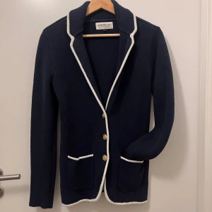 Stilren kofta/cardigan - Från Hampton Republic, storlek 36/38 💞 Färgen är mörkblå/marinblå