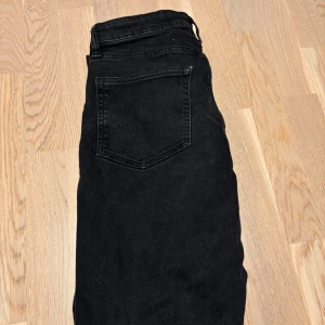 Svarta jeans från Vaillent i medium - Svarta jeans från Vaillent i storlek medium. Klassisk femficksmodell med raka ben och normal passform. Jeansen är tillverkade i mjukt denimtyg och har en stilren look som passar till det mesta.