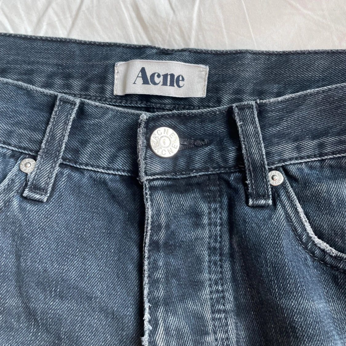 Mörkblå jeans från Acne Studios