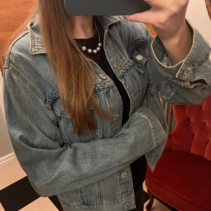 Jeansjacka från hm - Jätte snygg jeansjacka från hm, passar bra till allt och har en liten söt flätad detalj ❤️