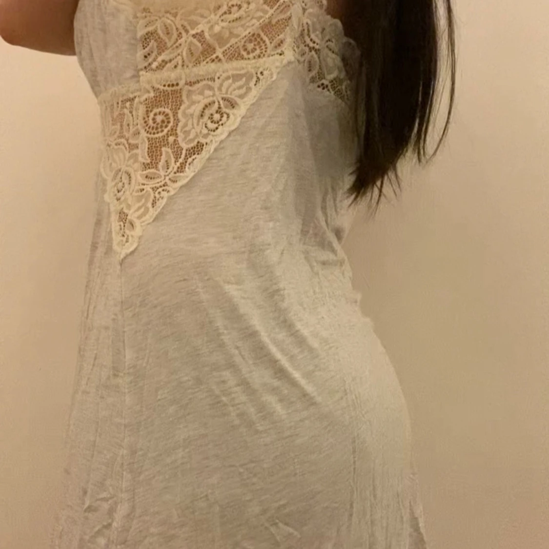 Vit kortklänning med spetsdetaljer - 3