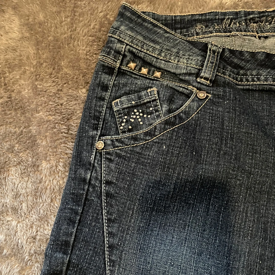 Miss Hot jeans med nitar och strass - 3