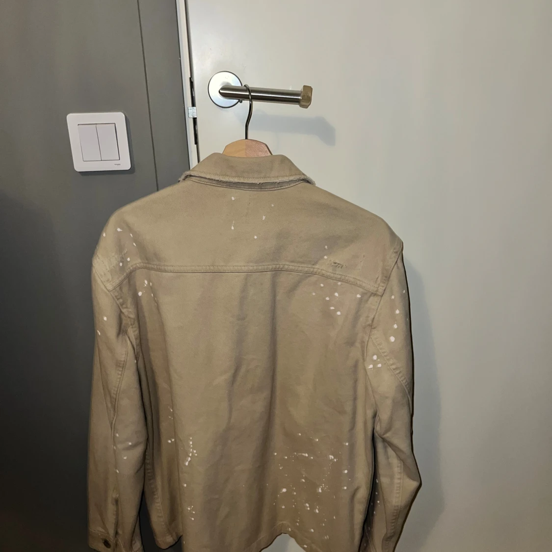 Beige overshirt från Zara med stänk - 1