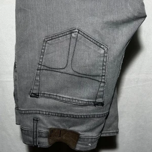 Tiger Of Sweden Jeans - Gråa tiger of Sweden jeans som är väldigt snygga och trendiga. Det är modellen Sharp och är i storlek 30/32