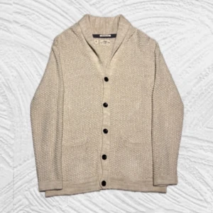 Unik beige kofta - Skit fet unik kofta som är perfekt för vintern! Storlek S, i väldigt bra skick utan några defekter. Pris ej hugget i sten! Skriv vid minsta fundering!☀️