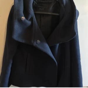 Mörkblå kappa Zara - Snygg mörkblå kappa från Zara Basic med stora knappar och en elegant krage. Perfekt för kyligare dagar med sin stilrena design och bekväma passform. Snygg och lite tjockare kappa. Köpt från en annan säljare och kommer inte till användning längre💕