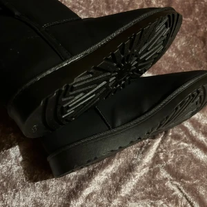 Varmfodrade vinterstövlar  - Stlk 36-40 kvar , tjock pälsfoder inuti, rekommenderade välja en storlek större , 199kr / par 