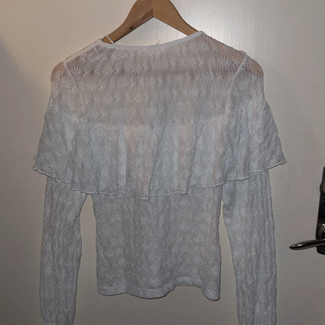 Vit blus med volang från dobber  - 1