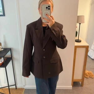 Lovisa Wallin kavaj  - Säljer denna jättefina figursydda kavaj från Lovisa Wallins kollektion med Nakd. (Slutsåld)🥰