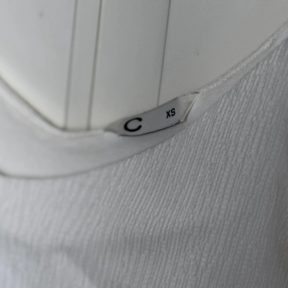 Vit linnetopp med volang  - 2