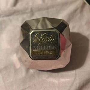 Lady million parfym  - En lady million parfym empire. Köpte för typ 680kr