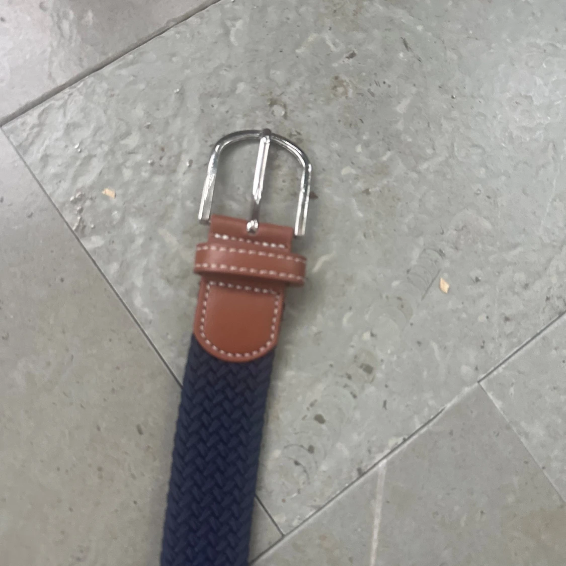 Mörkblå flätat bälte med skinn