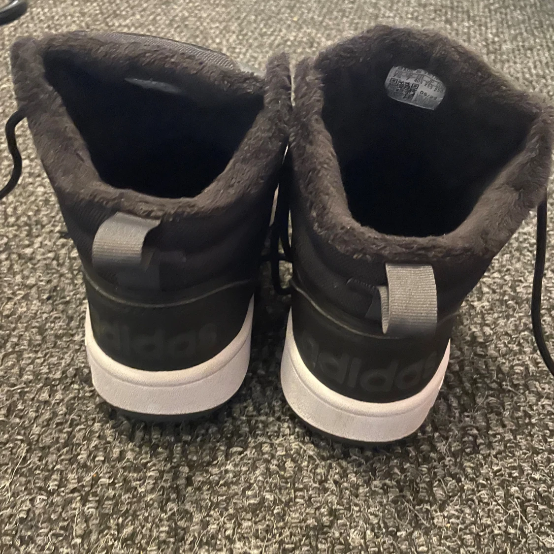 Svarta adidas vinterskor - 1