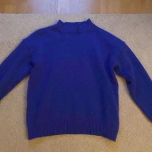 Blå stickad tröja  - En enkel och stilren blå stickad tröja 