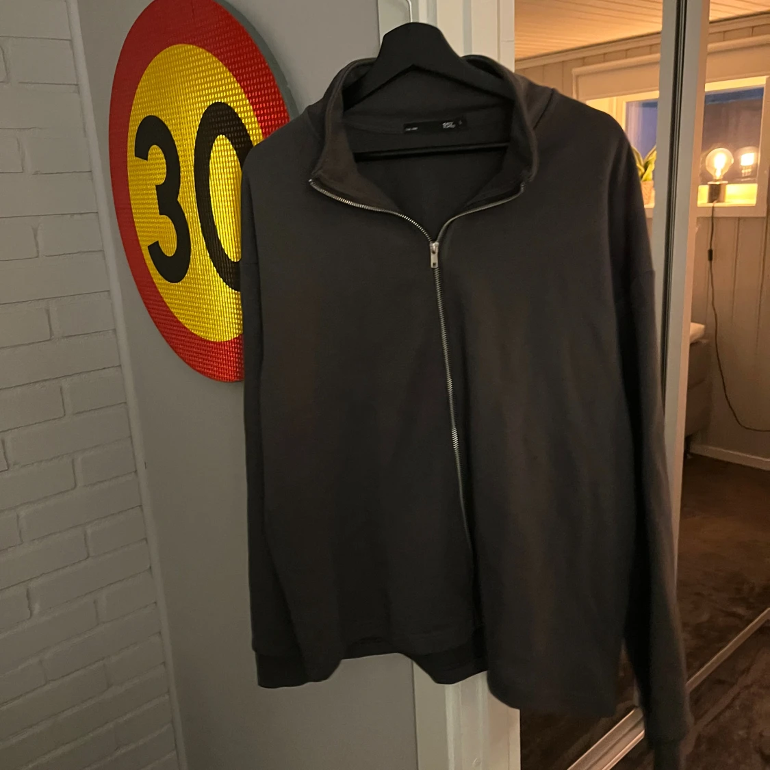 Mörkgrå ziptröja med krage