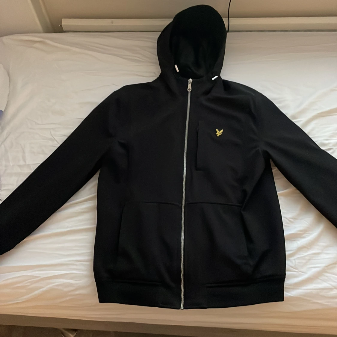 Svart hoodie från Lyle & Scott