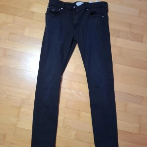 Calvin klein byxor (slim) - Ett par jätte fina CK byxor de köptes för runt 1500 kr används max 2 gånger fick de i present men passar inte mig så bra. Pris kan diskuteras