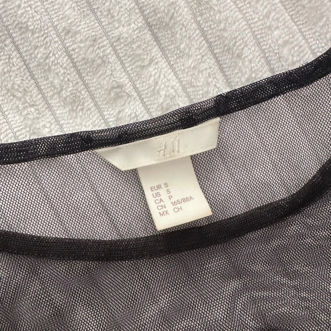 Svart mesh blus med volanger från H&M - 1
