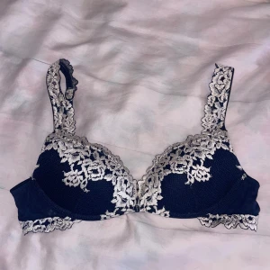 Intimissimi Push-bh strl 70B - Säljer min intimissimi bh för den kommer inte till användning. Bh-n är använd under 10 gånger så den är väldigt bra och fint skick💕. Model på bh-n är Gioia Pretty Flowers Super. Lappen på bh-n är avklipp för den var i vägen. Storlek: 70B