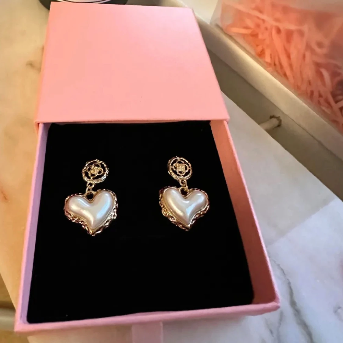 Hjärtformade pärlörhängen i guld - 1