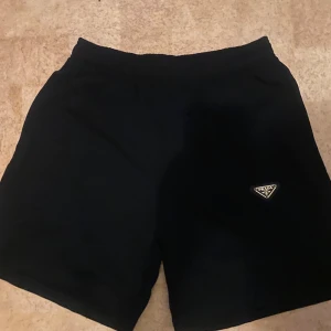 Svarta shorts  - Säljer svarta shorts. Använd 2 gånger bara. Väldigt bekväm 