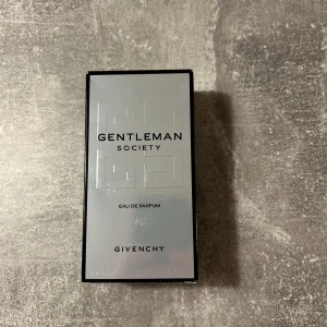 Givenchy Gentleman Society 60ml - Givenchy Gentleman Society Eau de Parfum i en stilren 60 ml flaska. Kan inte se hur mycket som är kvar men gissar på ca 75%. Nypris 1300 Mitt pris 500!