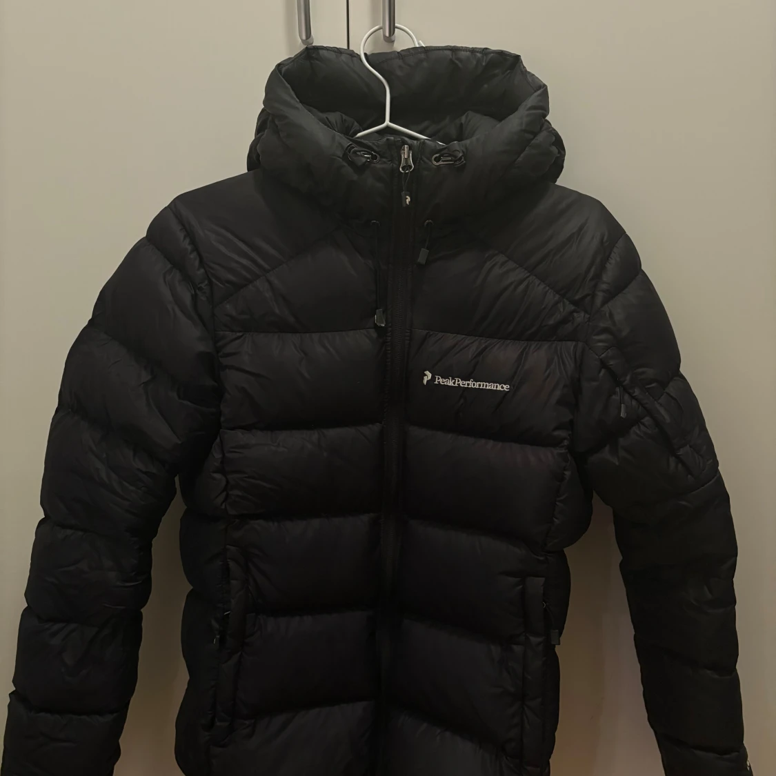 Svart dunjacka Peak Performance