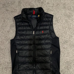 Mörkblå dunväst från Polo Ralph Lauren - Säljer nu min mörkblå väst från polo Ralph lauren! Kvitto finns. Skriv vid frågor. Obs: liten spricka i dragkedjan men inget som syns.