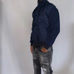 Polo Ralph lauren tröja strl S - Helt ny. Fin replika med grym kvalitét. Modellen är 175cm lång bär storlek S. Pris: 999kr. Först till kvarn som gäller 