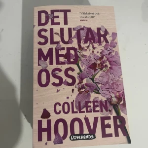 Det slutar med oss - En gripande och insiktsfull roman som har hyllats av läsare. Omslaget pryds av krossade lila blommor och boken är perfekt för dig som gillar starka berättelser om relationer och känslor. Passar unga vuxna som söker något att verkligen fastna i.