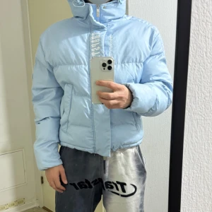 Trapstar Jacka - Snygg och varm Trapstar-jacka i toppskick! Perfekt för vintern- både stil och komfort i ett.