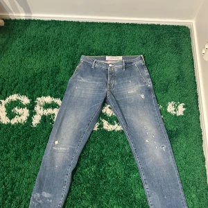 Jacob Cohen blåa jeans med slitningar - Skriv för mått! Jacob Cohën Jeans – Storlek 30, Blå Säljer ett par exklusiva Jacob Cohën jeans i väldigt fint skick. Klassisk blå färg, tidlös design och hög kvalitet som märket är känt för. Storlek 30.  Perfekta för dig som vill ha både komfort och stil i ett par premiumjeans.  Kolla gärna in mina andra annonser också!