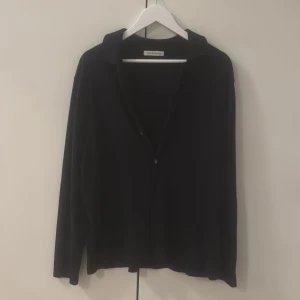 Marinblå cardigan  Paul & friends - Marinblå långärmad cardigan från Paul & friends. Det är en av de bekvämaste tröjor jag någonsin satt på mig så det är synd att jag behöver sälja men eftersom att den är lite stor behövs det. Köpt från Paul and friends för 1800 endast andvänd någon gång.