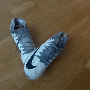 Fotbollsskor Nike - Vita nikeskor som är andvända rätt så mycket och behöver dem inte längre