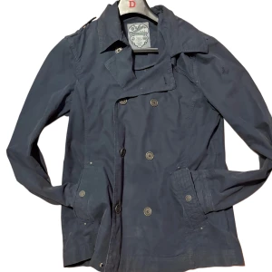 Dreimaster skepparjacka - Finns inte så mycket mer att säga, riktigt go fit på kroppen, passar sjukt bra med ett par flared jeans och boots. Storlek M