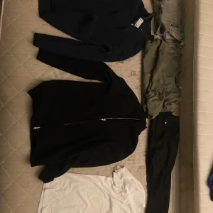 Kläder bundel - 2st stickade koftor storlek M, en vit t shirt storlek S, dock passar större, ett par gråa och ett par svarta jeans. En mörkgrön sweatshirt också, allt sprillans nytt lapparna sitter kvar på dom flesta grejerna, allt är från lager och h&m.