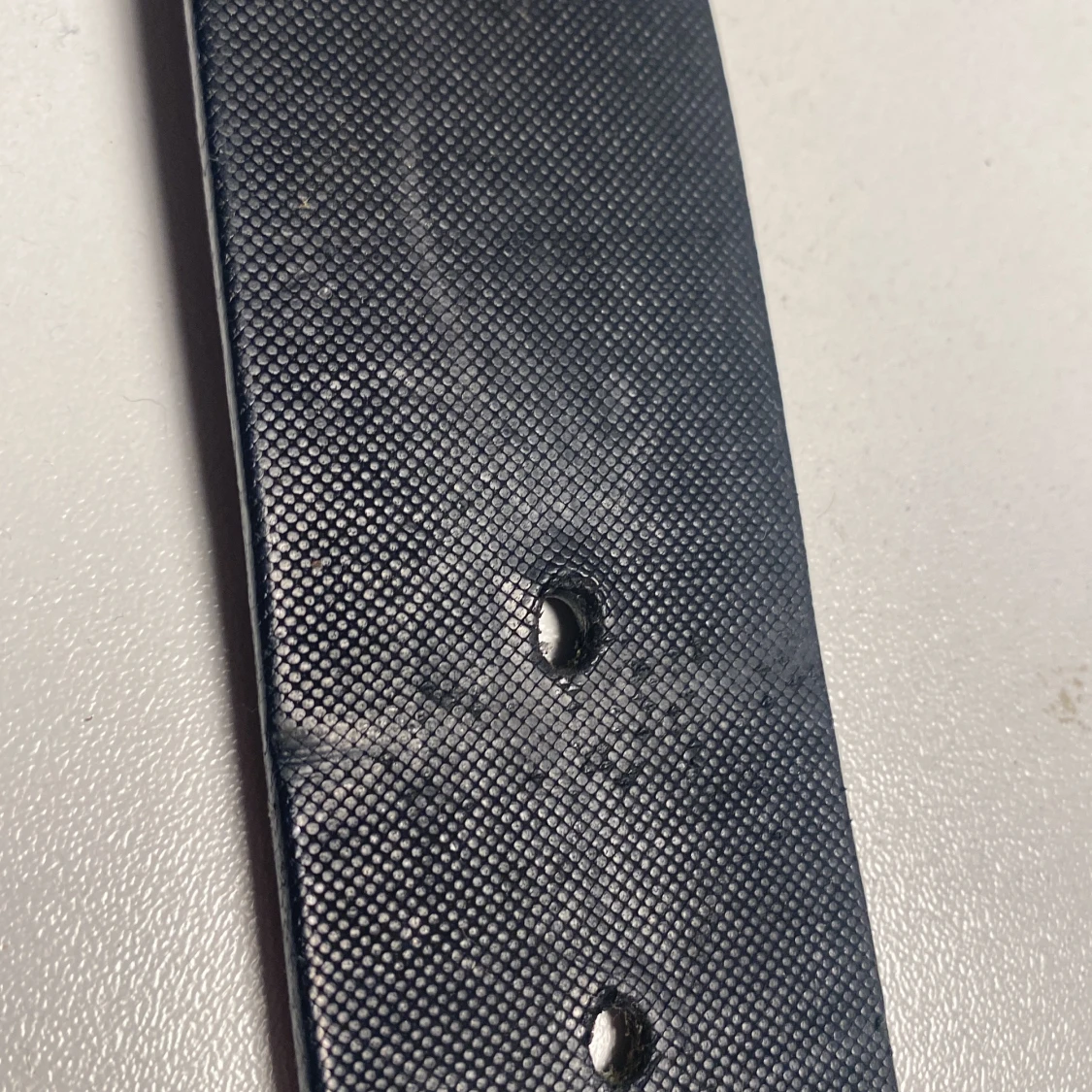 Svart skärp från Hugo Boss med gulddetaljer - 2