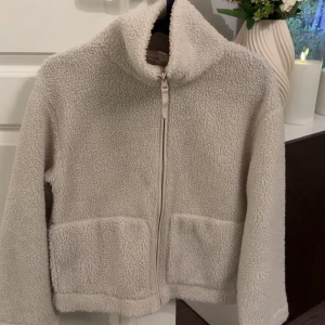 Tunnare teddyjacka  - Oanvänd, normal i storleken.