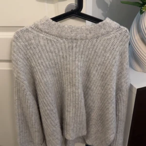 Stickad tröja  - Oanvänd, liten i storleken eftersom modellen är croppad.