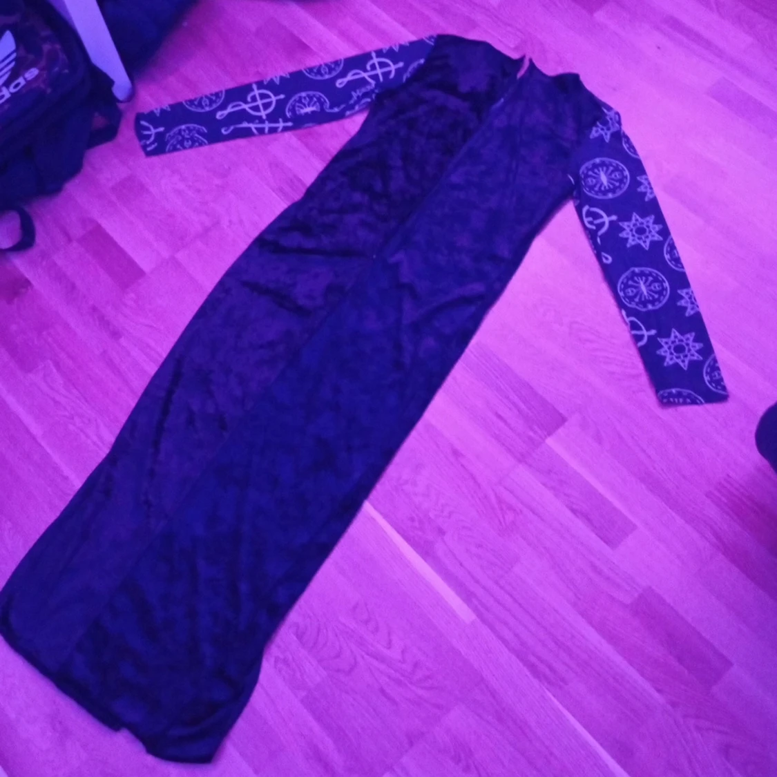 Svart långklänning med meshärmar - 2