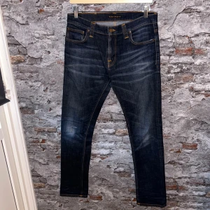 Nudie Jeans - Mycket fint skick, inga defekter. Nypris ca 2000kr. Storlek W33 L32, passar dig som är mellan 175-185cm ungefär. Inga konstigheter med jeansen. Skriv för mer information!🤝