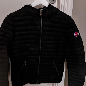 Svart pufferjacka från Colmar - Svart pufferjacka från Colmar. Jackan har Colmar-logga på ärmen och hel dragkedja framtill. Perfekt för kyliga dagar och har en clean, sportig vibe.