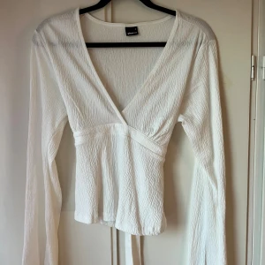 V ringad topp med knyt  -  v ringad topp från Gina tricot man kan knyta där bak, aldrig använd.