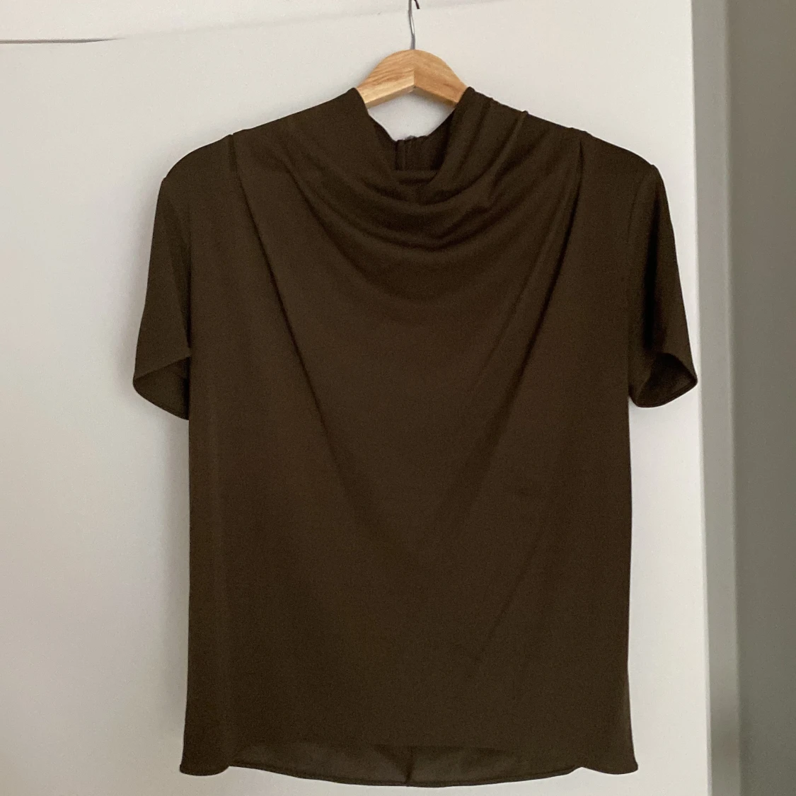 Oliv grön topp med draperad hals