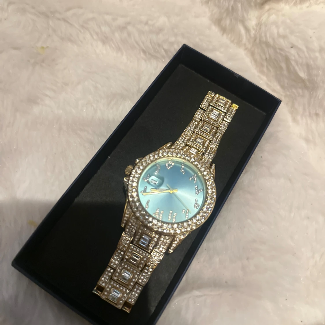 Glittrig guldig klocka med blå urtavla - 4