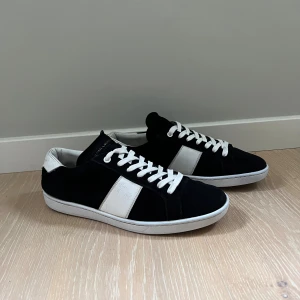Saint Laurent skor - Tjena, säljer nu dessa as snygga och unika skorna från Saint Laurent. Storleken är 42 men skulle även kunna passa 43. Sulkräm har använts för uppfräschning av skorna.