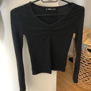 Svart ribbad långärmad topp  - Svart långärmad topp. Ribbad och stretch i, ganska tunt tyg så du vet🫶🏼