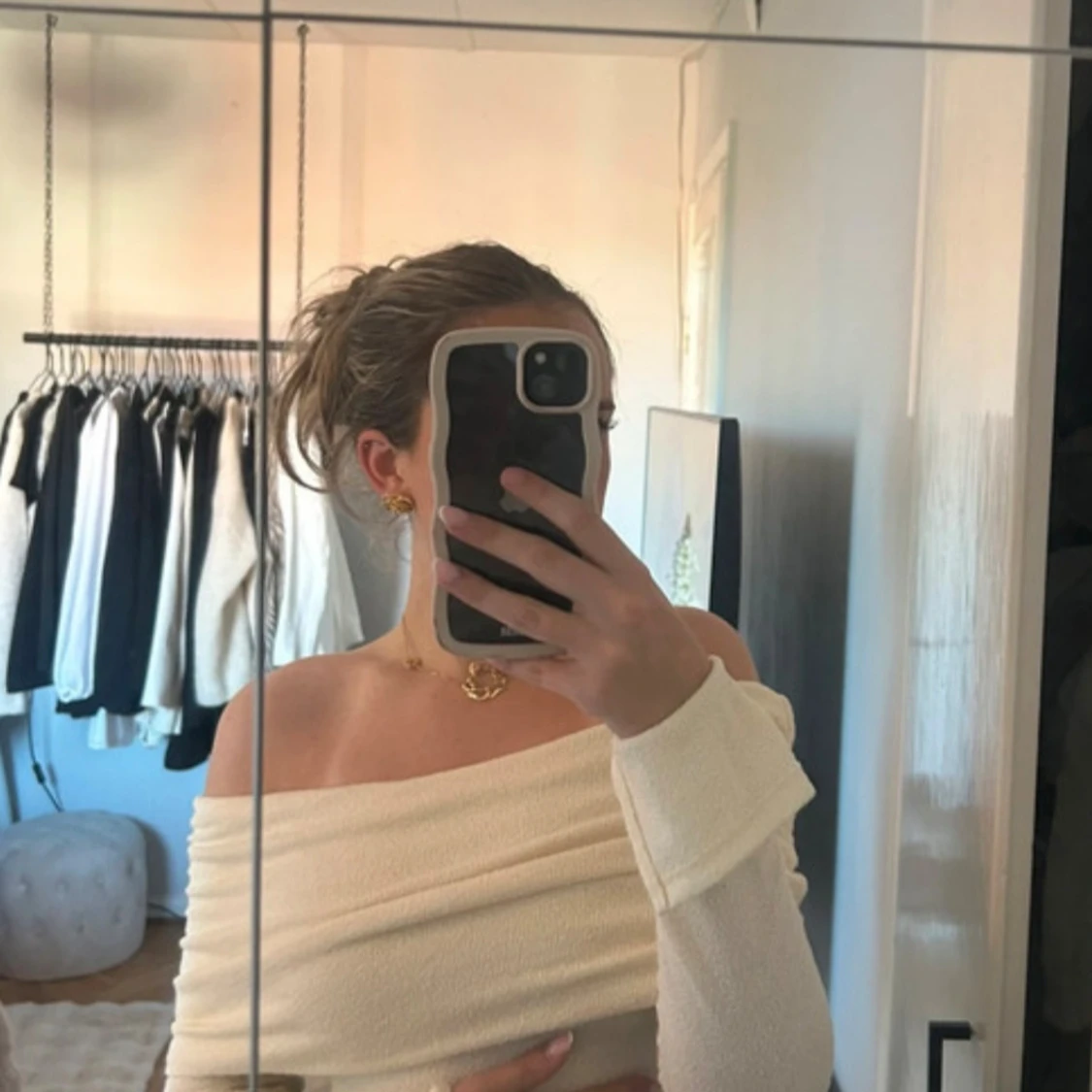 Offshoulder ljusbeige stickad tröja - 1